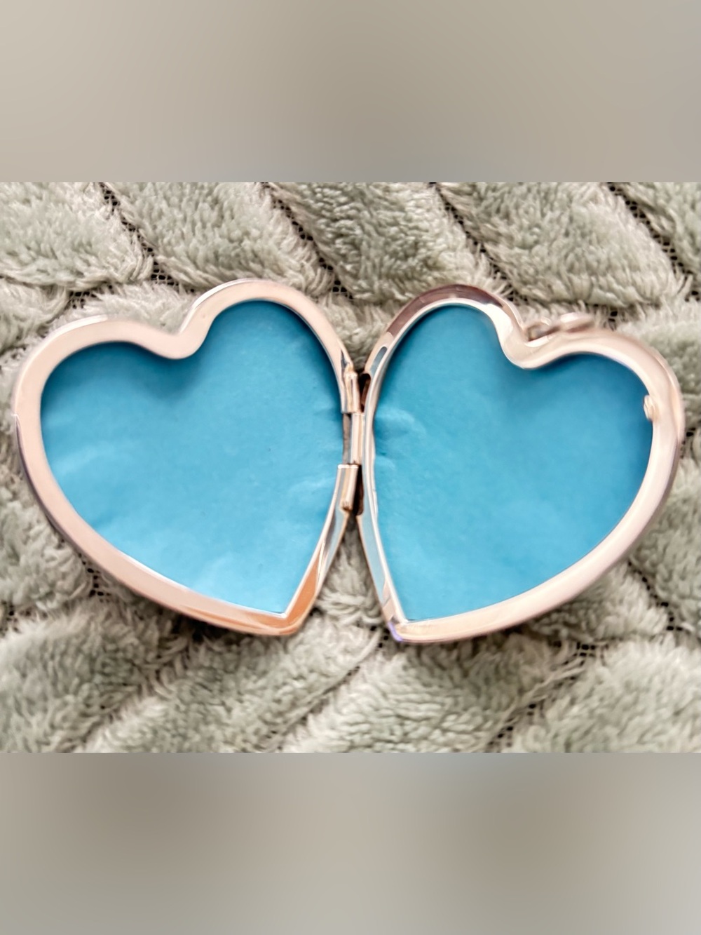 STERLING SILVER, TIFFANY & CO. ZIEGFELD DAISY HEART LOCKET - Picture 5 of 10